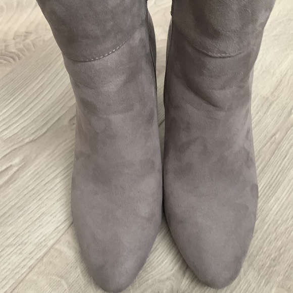 JONES NEW YORK SIGNATURE HIGH TOP BLOCK HEEL BOOTS - Picture 4 of 7